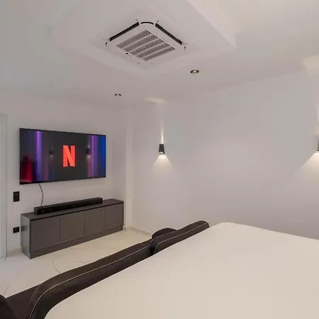 Luxury With Spacious Garden Βίλα *