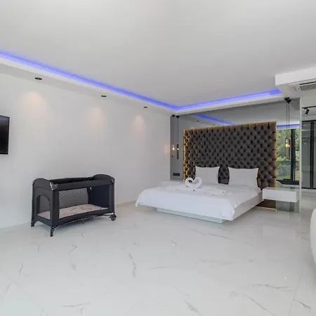 Luxury With Spacious Garden Κας