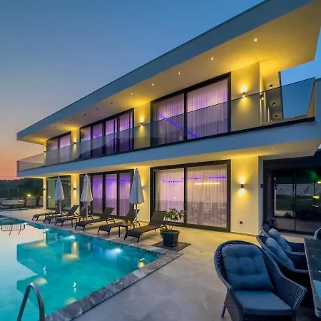 Luxury With Spacious Garden Βίλα *