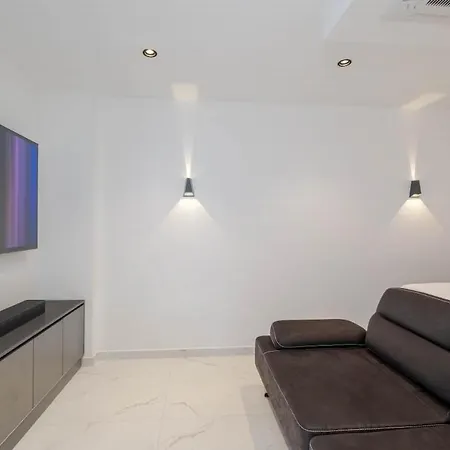 Luxury With Spacious Garden