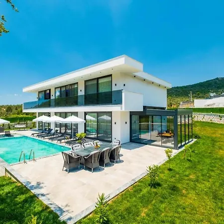 Вилла Luxury With Spacious Garden *